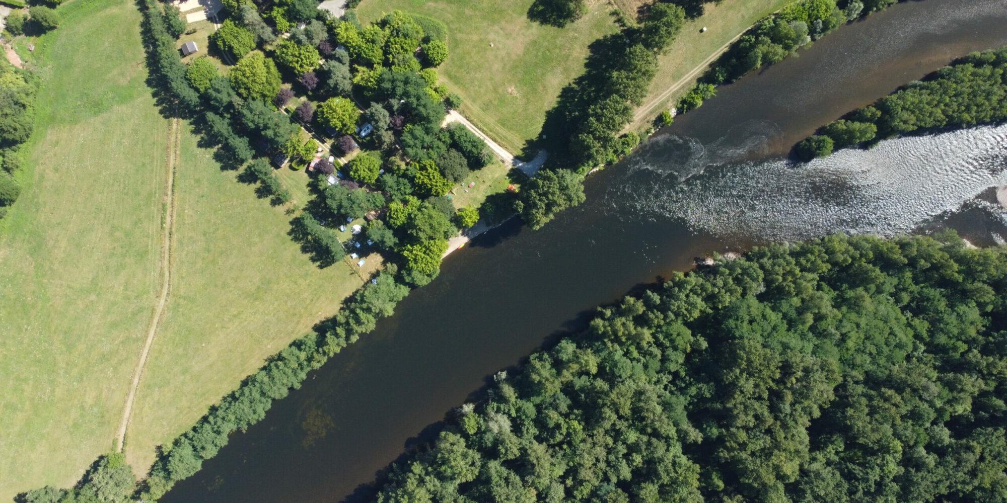 Vue aérienne de la berge du camping familial entre Corrèze et lot