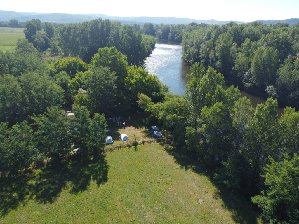 Vue d'en haut de la rivière et du camping