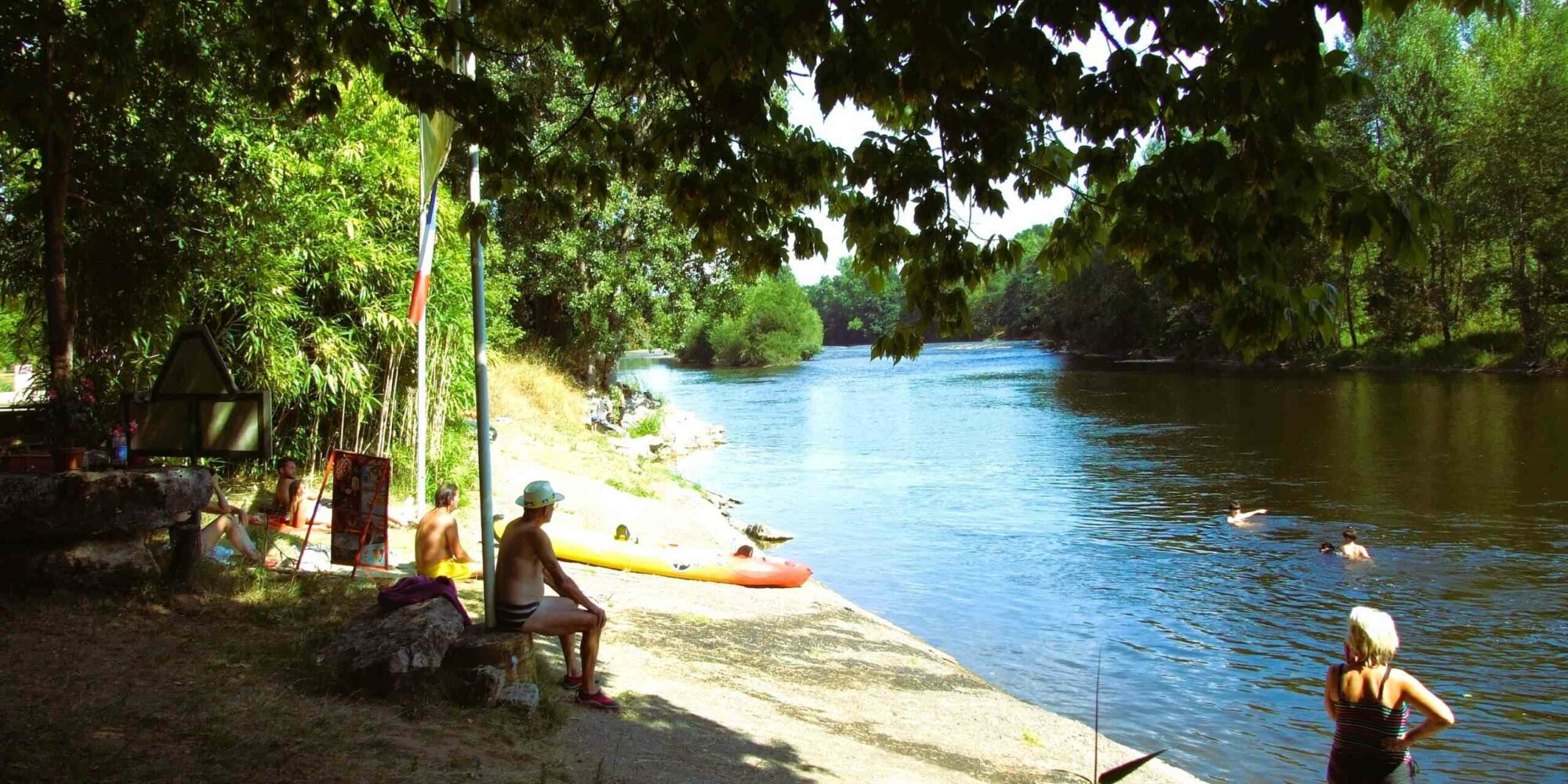 Vue de la plage du camping familial et de sa zone de baignade.